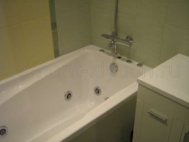 Облицовка стен ванной комнаты керамическими плитками с затиркой швов, установка ванны, Мойдодыра, установка смесителя